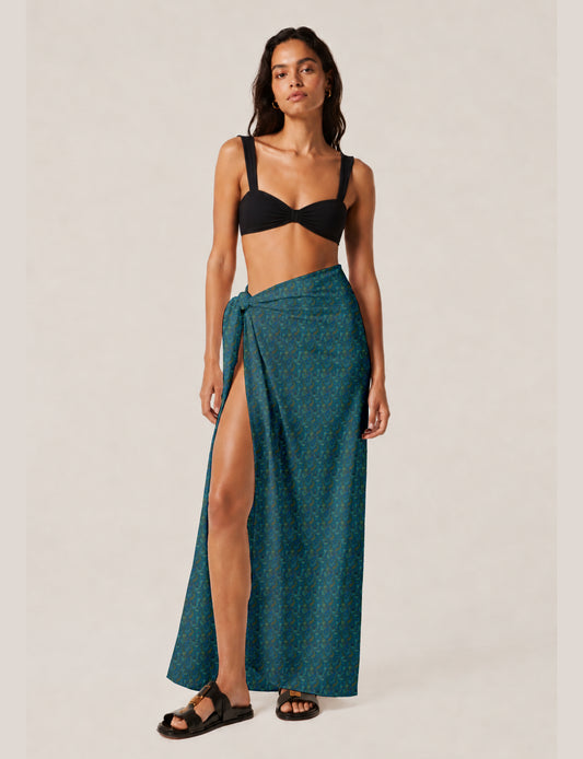Explore sustainable elegance with our PAREO – a versatile piece for conscious fashion enthusiasts. More than an accessory, it's a statement of ethical clothing and green fashion. Ideal for getaways, this wrap-around works as a coverup, turban, or throw, showcasing our commitment to slow fashion, upcycled garments, and eco-friendly practices. Elevate your wardrobe with this eco-conscious and stylish pareo, a perfect addition to your collection of sustainable women's clothing.