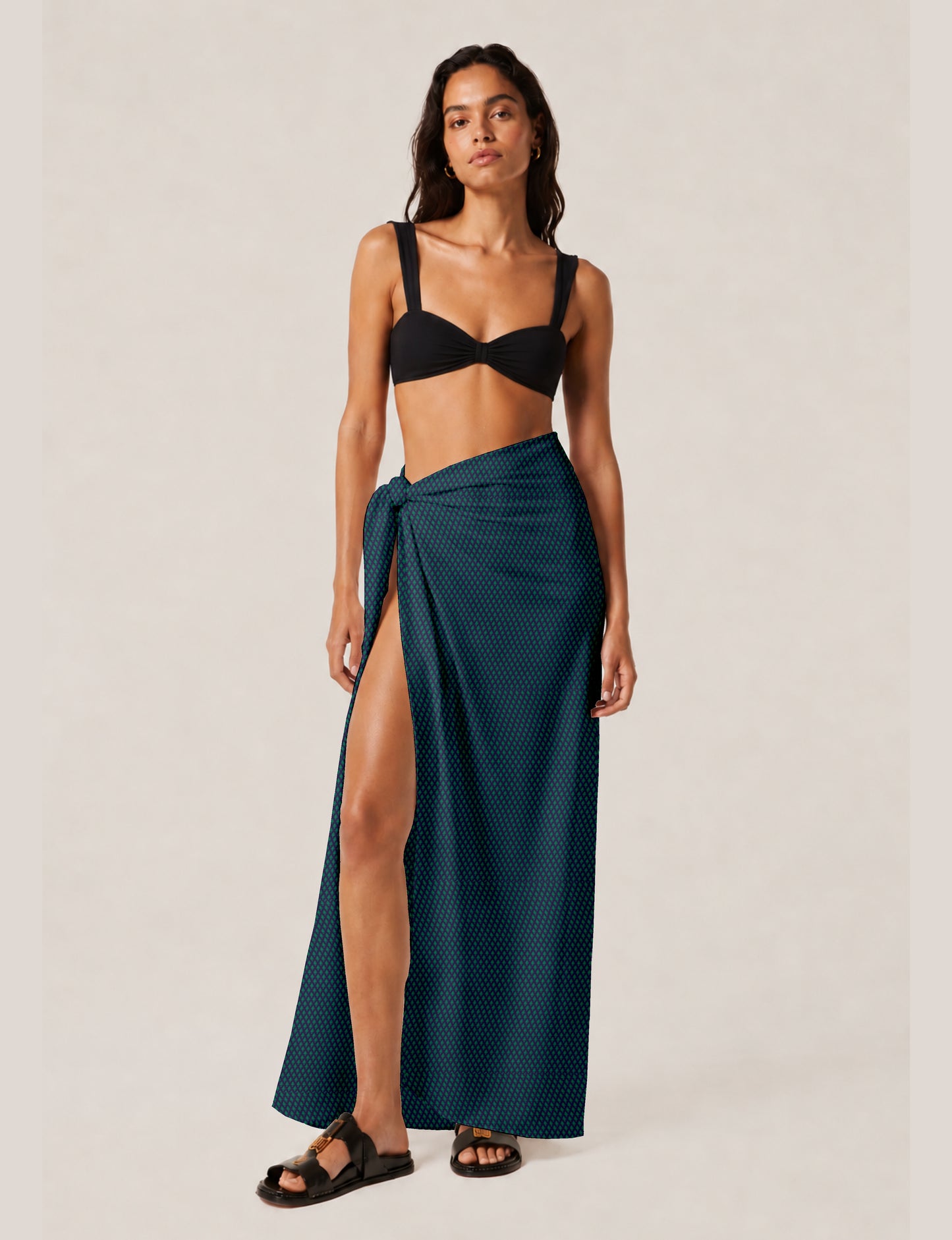 Explore sustainable elegance with our PAREO – a versatile piece for conscious fashion enthusiasts. More than an accessory, it's a statement of ethical clothing and green fashion. Ideal for getaways, this wrap-around works as a coverup, turban, or throw, showcasing our commitment to slow fashion, upcycled garments, and eco-friendly practices. Elevate your wardrobe with this eco-conscious and stylish pareo, a perfect addition to your collection of sustainable women's clothing.