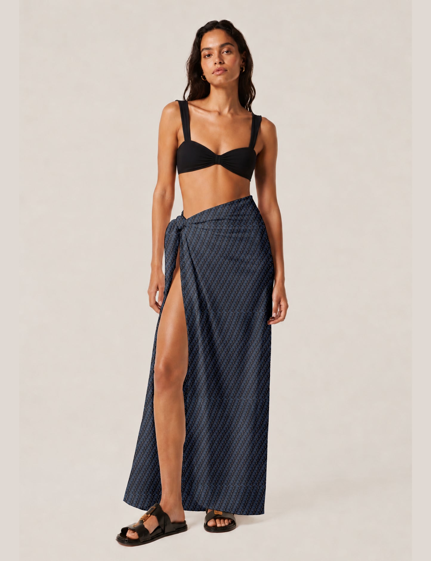 Explore sustainable elegance with our PAREO – a versatile piece for conscious fashion enthusiasts. More than an accessory, it's a statement of ethical clothing and green fashion. Ideal for getaways, this wrap-around works as a coverup, turban, or throw, showcasing our commitment to slow fashion, upcycled garments, and eco-friendly practices. Elevate your wardrobe with this eco-conscious and stylish pareo, a perfect addition to your collection of sustainable women's clothing.