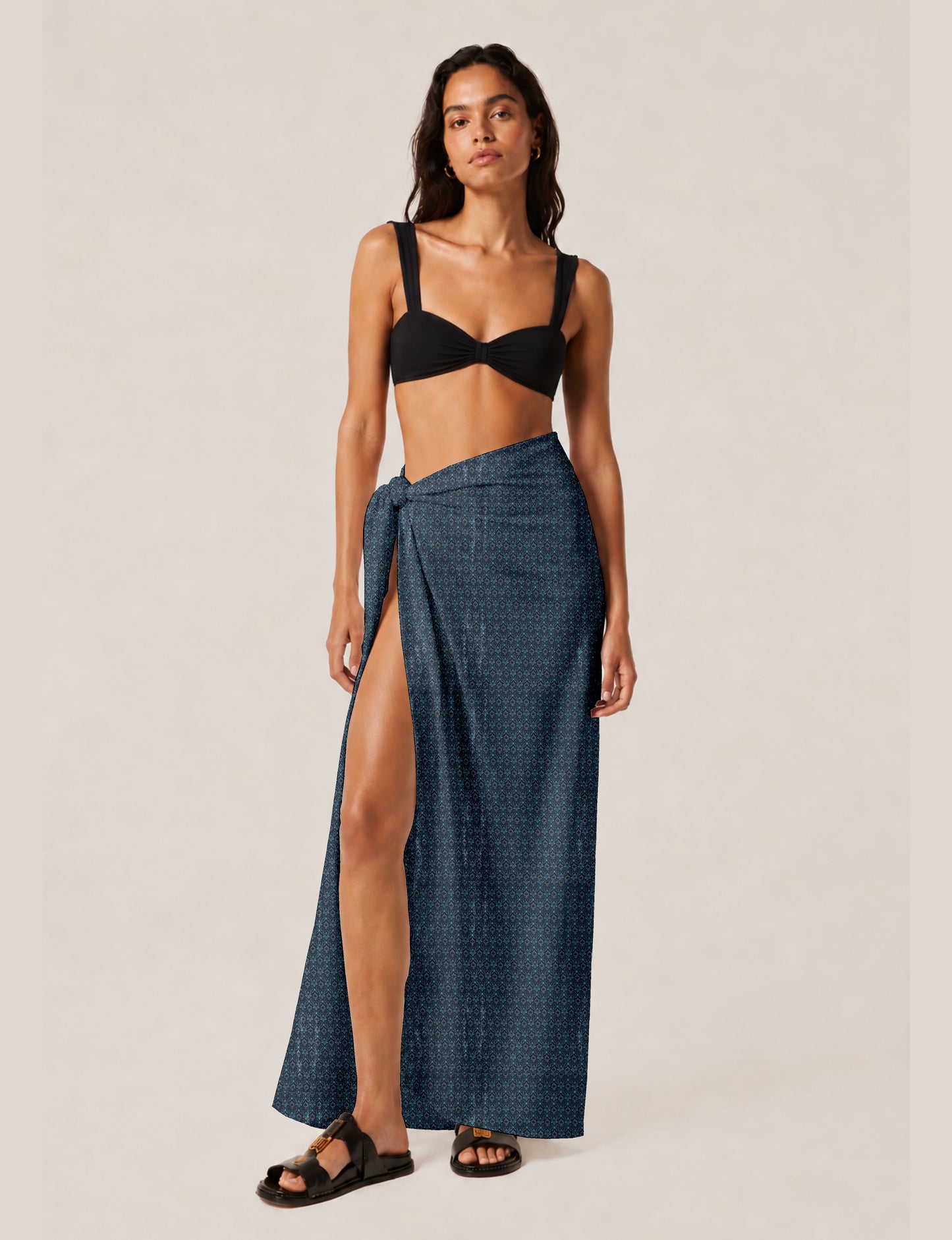 Explore sustainable elegance with our PAREO – a versatile piece for conscious fashion enthusiasts. More than an accessory, it's a statement of ethical clothing and green fashion. Ideal for getaways, this wrap-around works as a coverup, turban, or throw, showcasing our commitment to slow fashion, upcycled garments, and eco-friendly practices. Elevate your wardrobe with this eco-conscious and stylish pareo, a perfect addition to your collection of sustainable women's clothing.