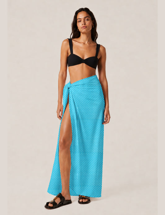 Explore sustainable elegance with our PAREO – a versatile piece for conscious fashion enthusiasts. More than an accessory, it's a statement of ethical clothing and green fashion. Ideal for getaways, this wrap-around works as a coverup, turban, or throw, showcasing our commitment to slow fashion, upcycled garments, and eco-friendly practices. Elevate your wardrobe with this eco-conscious and stylish pareo, a perfect addition to your collection of sustainable women's clothing.