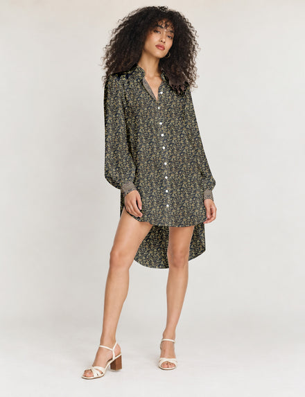 High low shirt with a relaxed fit, button-down front, classic collar, gathered shoulders and full-length blouson sleeves.
