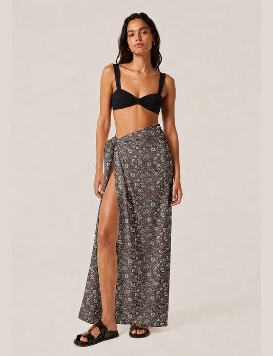Explore sustainable elegance with our PAREO – a versatile piece for conscious fashion enthusiasts. More than an accessory, it's a statement of ethical clothing and green fashion. Ideal for getaways, this wrap-around works as a coverup, turban, or throw, showcasing our commitment to slow fashion, upcycled garments, and eco-friendly practices. Elevate your wardrobe with this eco-conscious and stylish pareo, a perfect addition to your collection of sustainable women's clothing.