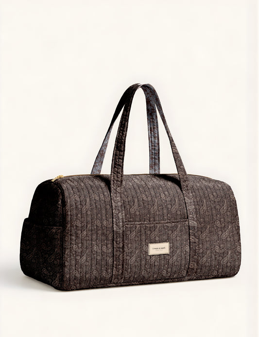 Quilted travel barrel bag with spacious interior and dual handles
Stylish quilted barrel handbag for daily use and short trips
Quilted barrel duffle-style bag with zip closure and inner pouch
I was a Sari quilted barrel bag front view showing structured shape
Quilted barrel bag side view highlighting size and handle drop
Open quilted barrel bag showing spacious interior and pouch