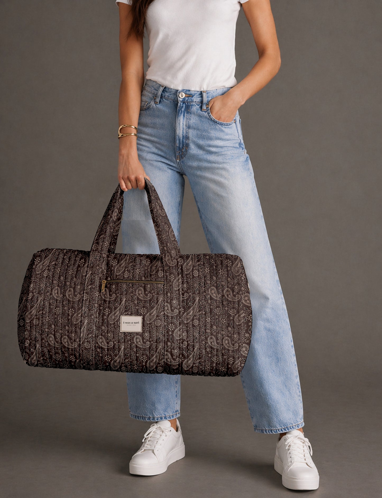 Quilted travel barrel bag with spacious interior and dual handles
Stylish quilted barrel handbag for daily use and short trips
Quilted barrel duffle-style bag with zip closure and inner pouch
I was a Sari quilted barrel bag front view showing structured shape
Quilted barrel bag side view highlighting size and handle drop
Open quilted barrel bag showing spacious interior and pouch