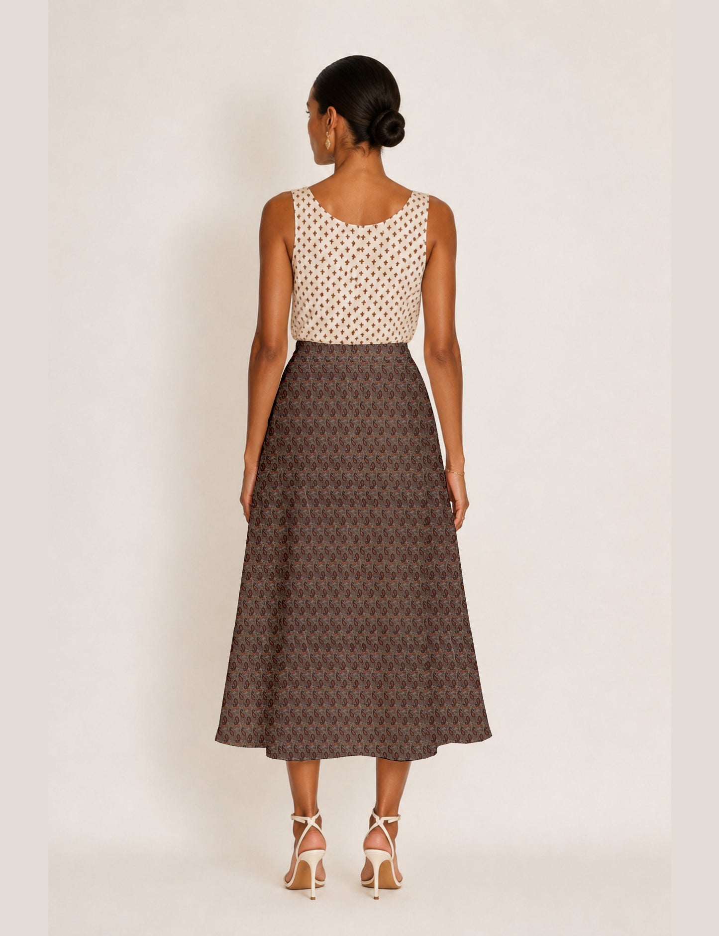 A line skirt with slit - Brown Paisley