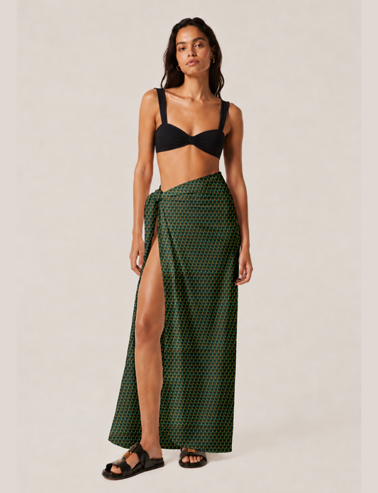 Explore sustainable elegance with our PAREO – a versatile piece for conscious fashion enthusiasts. More than an accessory, it's a statement of ethical clothing and green fashion. Ideal for getaways, this wrap-around works as a coverup, turban, or throw, showcasing our commitment to slow fashion, upcycled garments, and eco-friendly practices. Elevate your wardrobe with this eco-conscious and stylish pareo, a perfect addition to your collection of sustainable women's clothing.