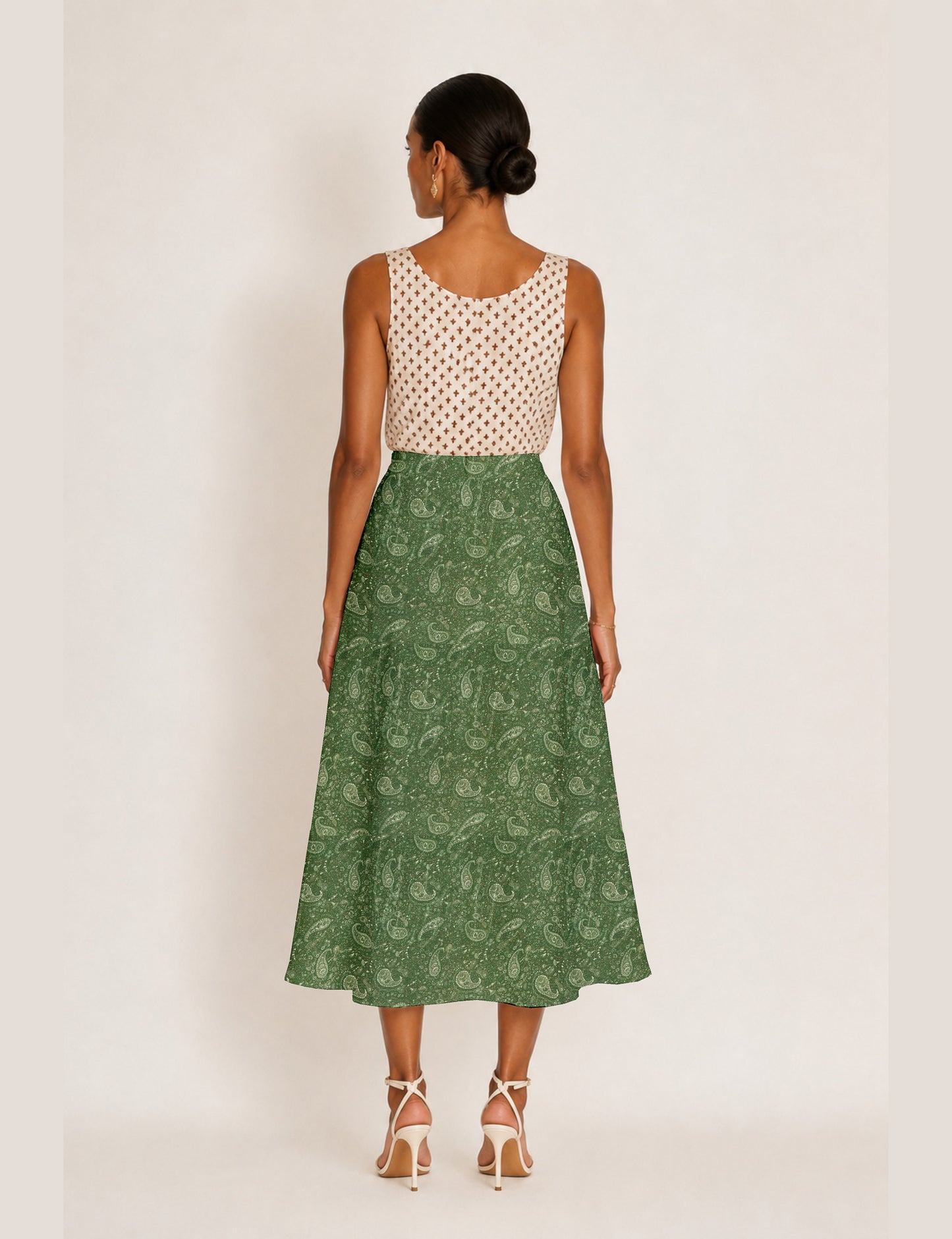 A line skirt with slit - Green Paisley