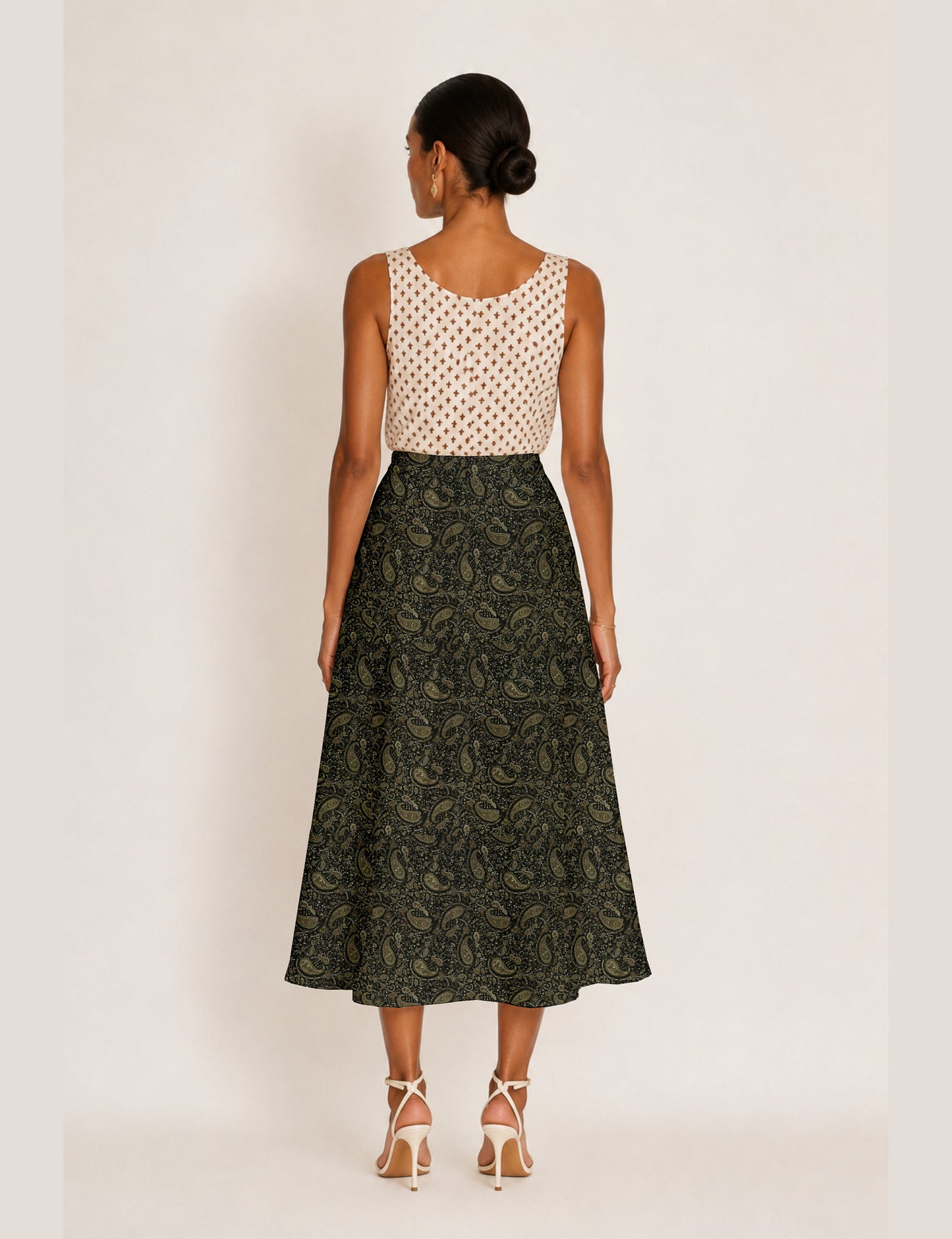 A line skirt with slit - Green Paisley