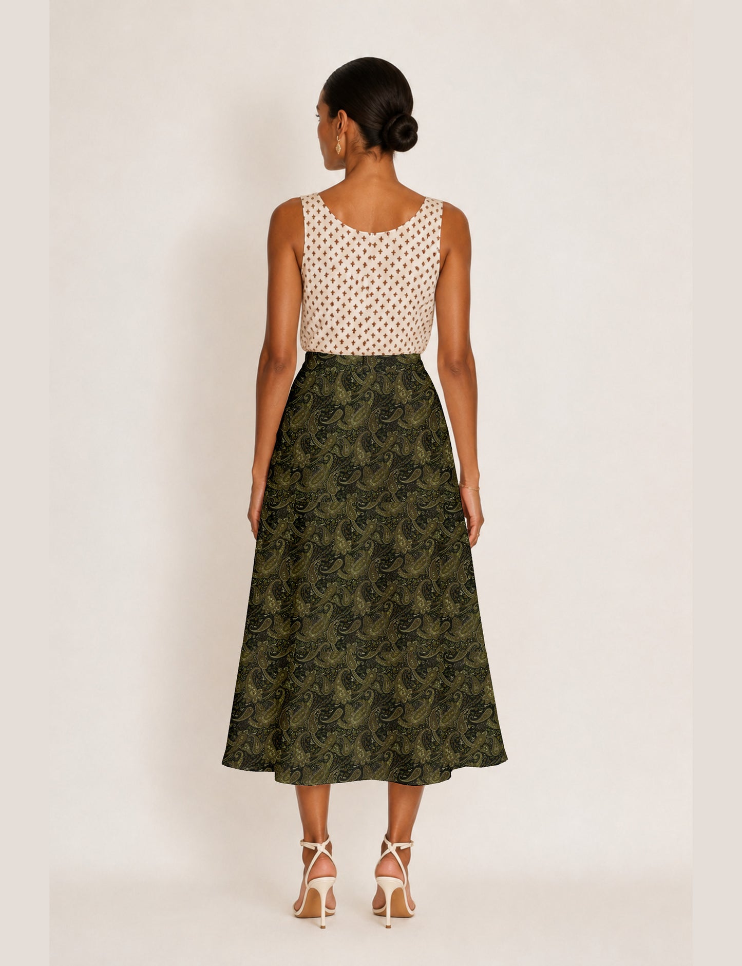 A line skirt with slit - Green Paisley