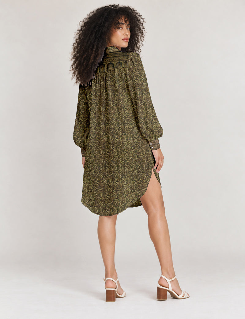 High low shirt with a relaxed fit, button-down front, classic collar, gathered shoulders and full-length blouson sleeves.