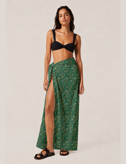 Explore sustainable elegance with our PAREO – a versatile piece for conscious fashion enthusiasts. More than an accessory, it's a statement of ethical clothing and green fashion. Ideal for getaways, this wrap-around works as a coverup, turban, or throw, showcasing our commitment to slow fashion, upcycled garments, and eco-friendly practices. Elevate your wardrobe with this eco-conscious and stylish pareo, a perfect addition to your collection of sustainable women's clothing.