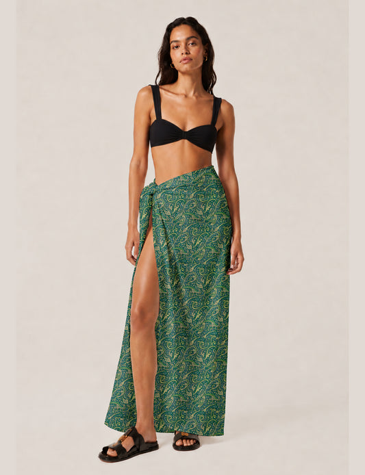 Explore sustainable elegance with our PAREO – a versatile piece for conscious fashion enthusiasts. More than an accessory, it's a statement of ethical clothing and green fashion. Ideal for getaways, this wrap-around works as a coverup, turban, or throw, showcasing our commitment to slow fashion, upcycled garments, and eco-friendly practices. Elevate your wardrobe with this eco-conscious and stylish pareo, a perfect addition to your collection of sustainable women's clothing.