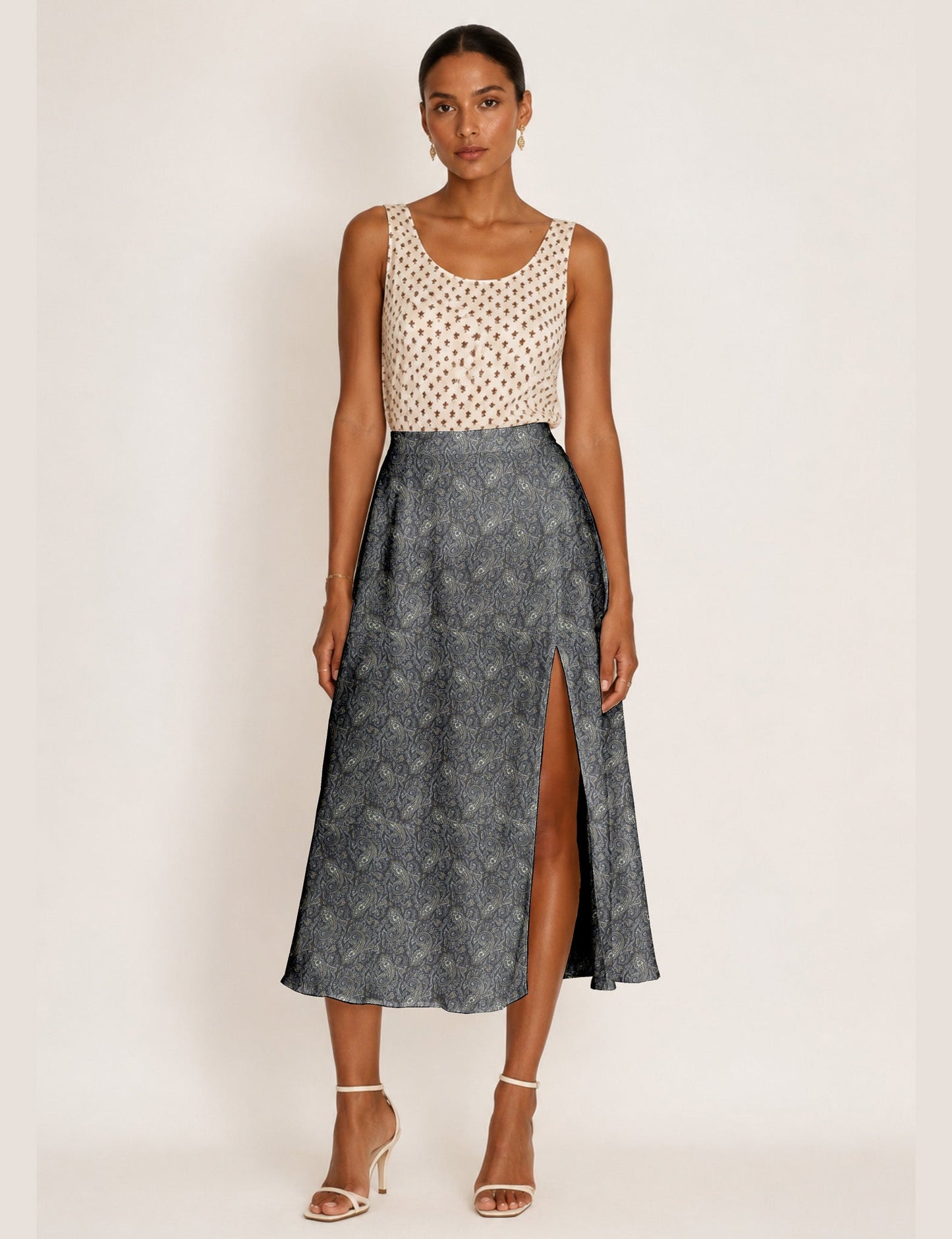 A line skirt with slit - Grey Paisley