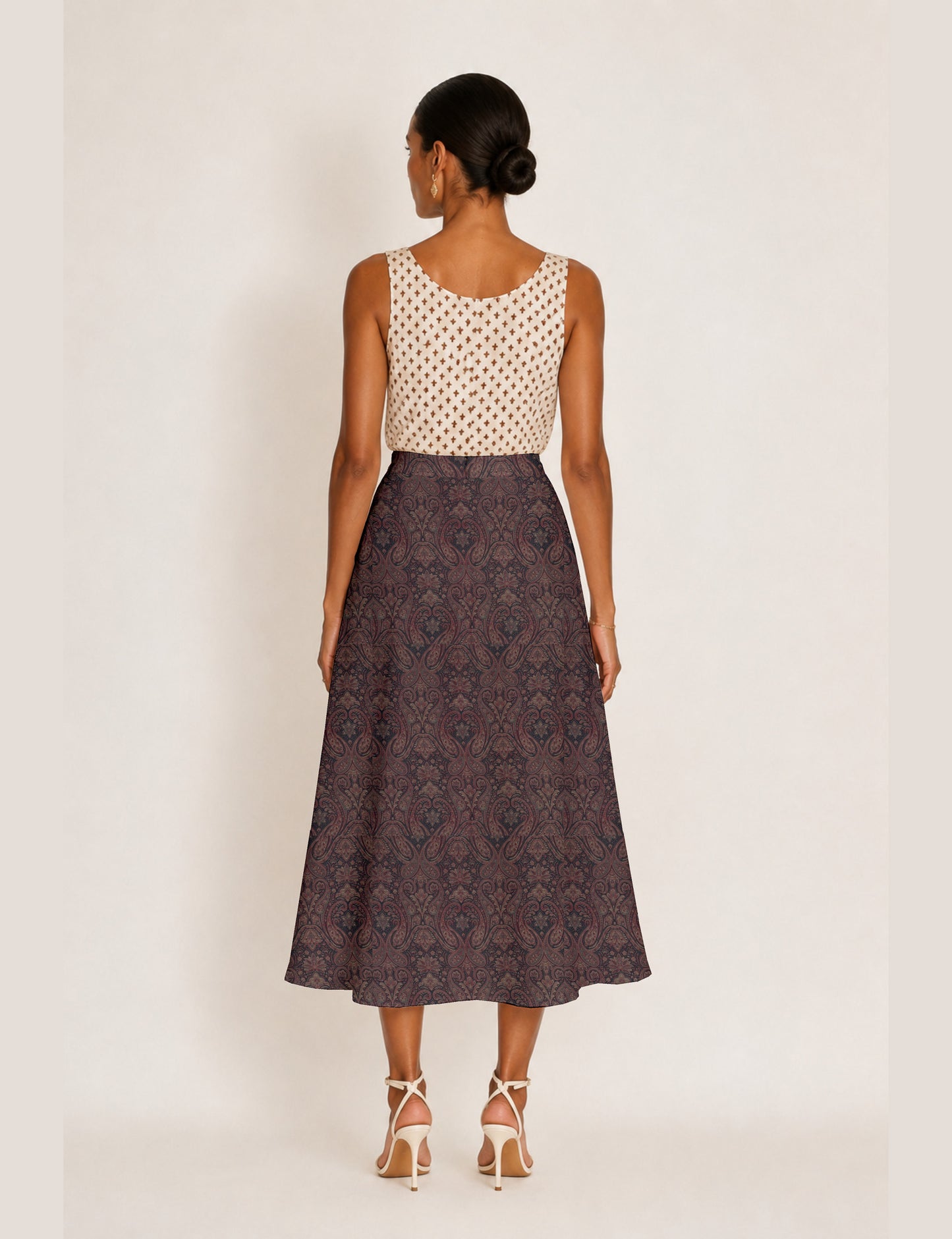 A line skirt with slit - Grey Paisley