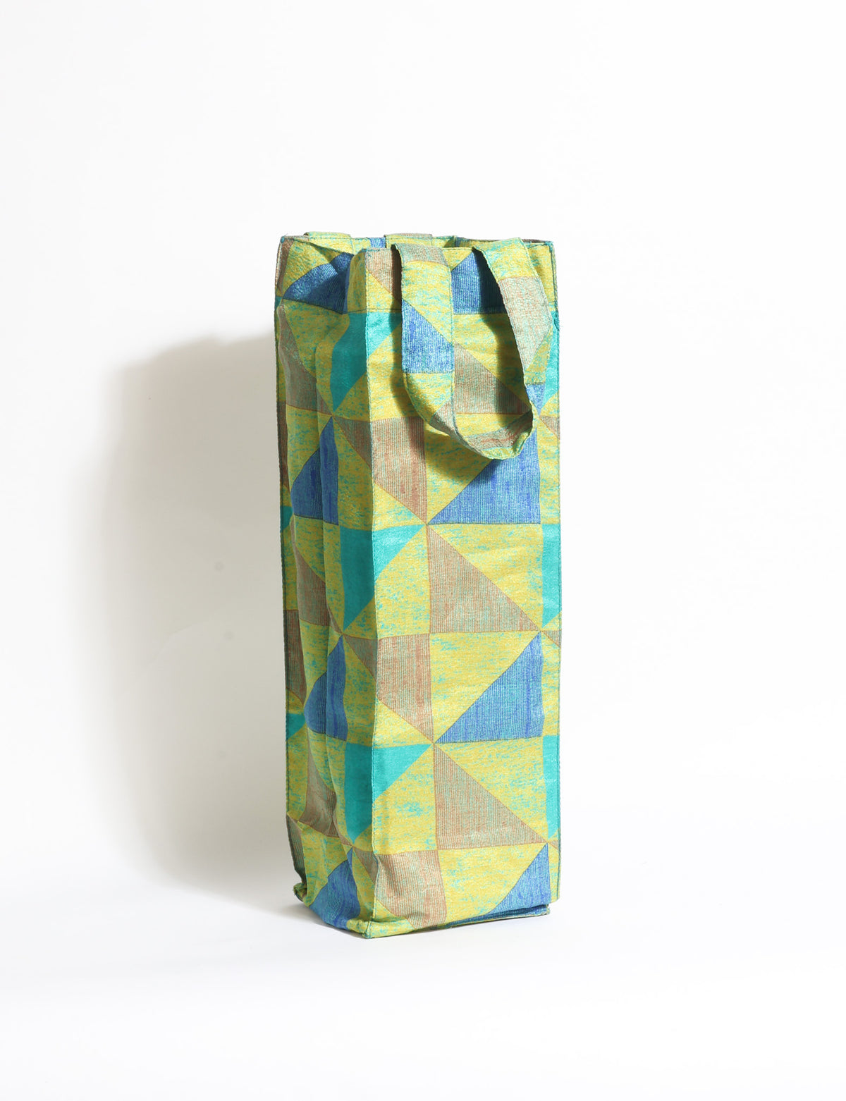 Indulge in eco-conscious wine storage with our Wine Bags, handcrafted from pre-loved saris by Mumbai craftswomen. Sturdy and stylish, these rectangular bags with small handles ensure a leak-free, eco-friendly solution for carrying and storing regular and sparkling wine bottles.