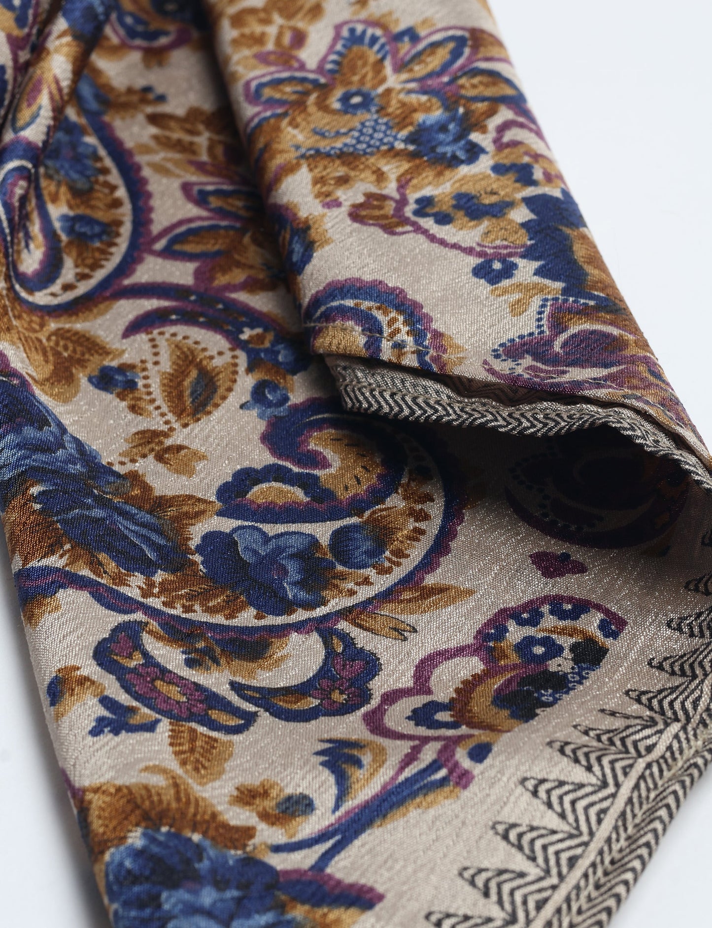 Chic and eco-friendly FOULARD square scarves, perfect for dressing up any outfit. Versatile styling around the head or neck for sunny days outdoors and evenings indoors, in warm and cooler climes. Ethical, eco-friendly, and stylish accessories to elevate your sustainable fashion game.