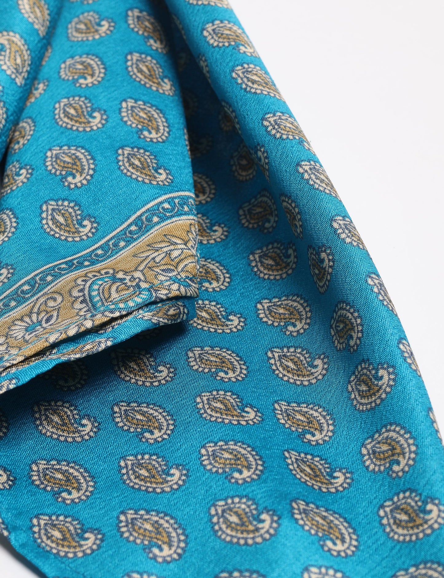 Chic and eco-friendly FOULARD square scarves, perfect for dressing up any outfit. Versatile styling around the head or neck for sunny days outdoors and evenings indoors, in warm and cooler climes. Ethical, eco-friendly, and stylish accessories to elevate your sustainable fashion game.