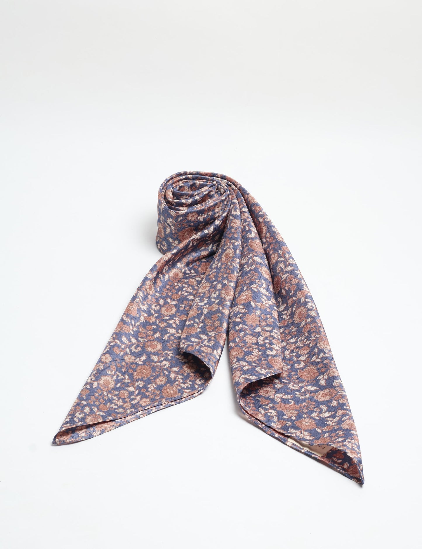 Chic and eco-friendly FOULARD square scarves, perfect for dressing up any outfit. Versatile styling around the head or neck for sunny days outdoors and evenings indoors, in warm and cooler climes. Ethical, eco-friendly, and stylish accessories to elevate your sustainable fashion game.