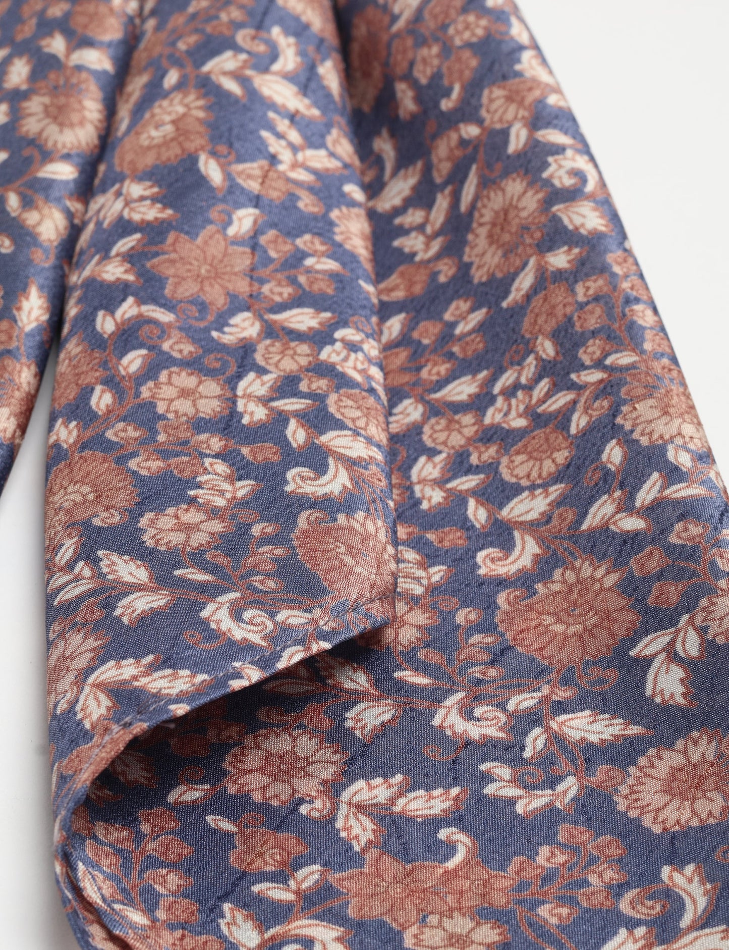 Chic and eco-friendly FOULARD square scarves, perfect for dressing up any outfit. Versatile styling around the head or neck for sunny days outdoors and evenings indoors, in warm and cooler climes. Ethical, eco-friendly, and stylish accessories to elevate your sustainable fashion game.