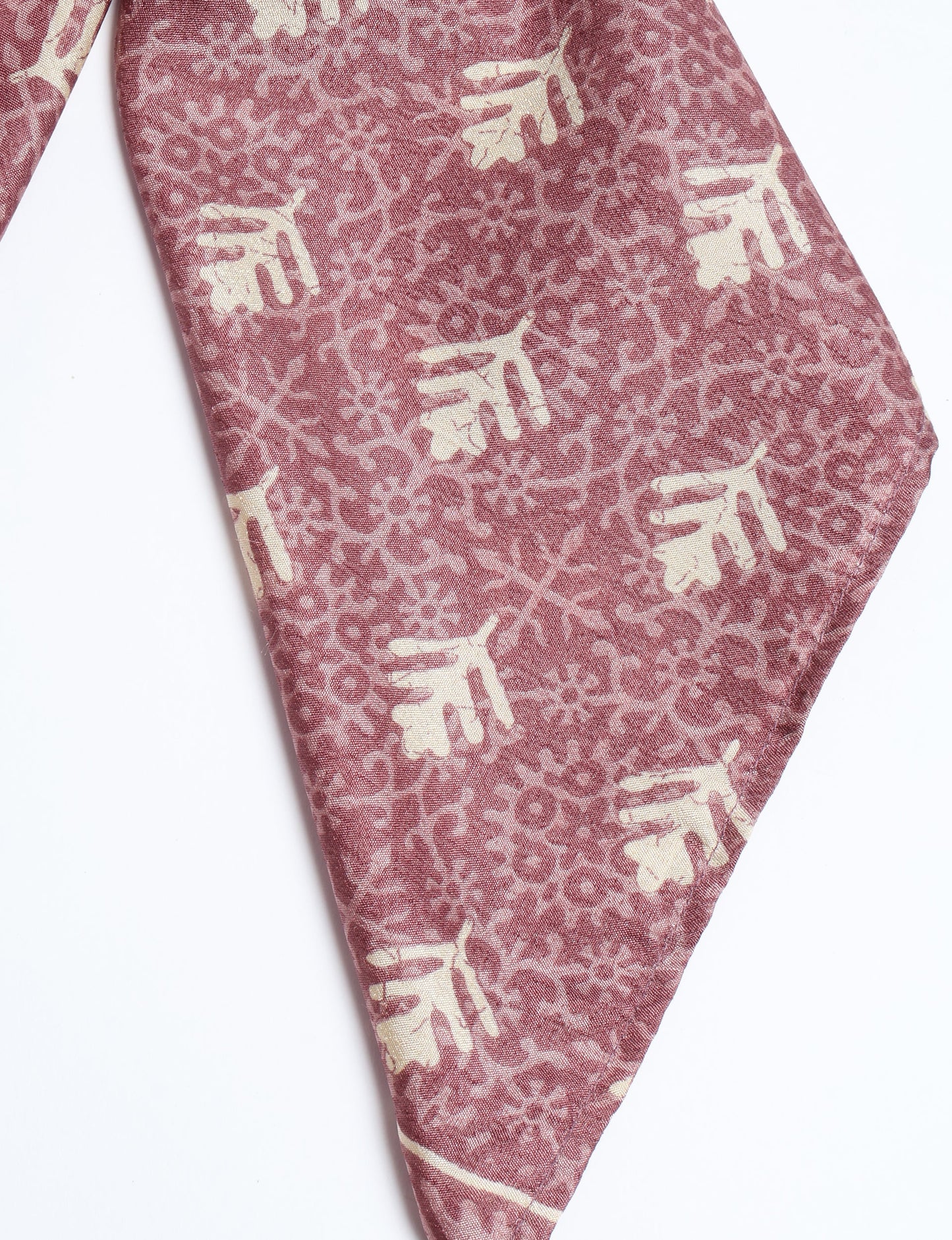 Chic and eco-friendly FOULARD square scarves, perfect for dressing up any outfit. Versatile styling around the head or neck for sunny days outdoors and evenings indoors, in warm and cooler climes. Ethical, eco-friendly, and stylish accessories to elevate your sustainable fashion game.