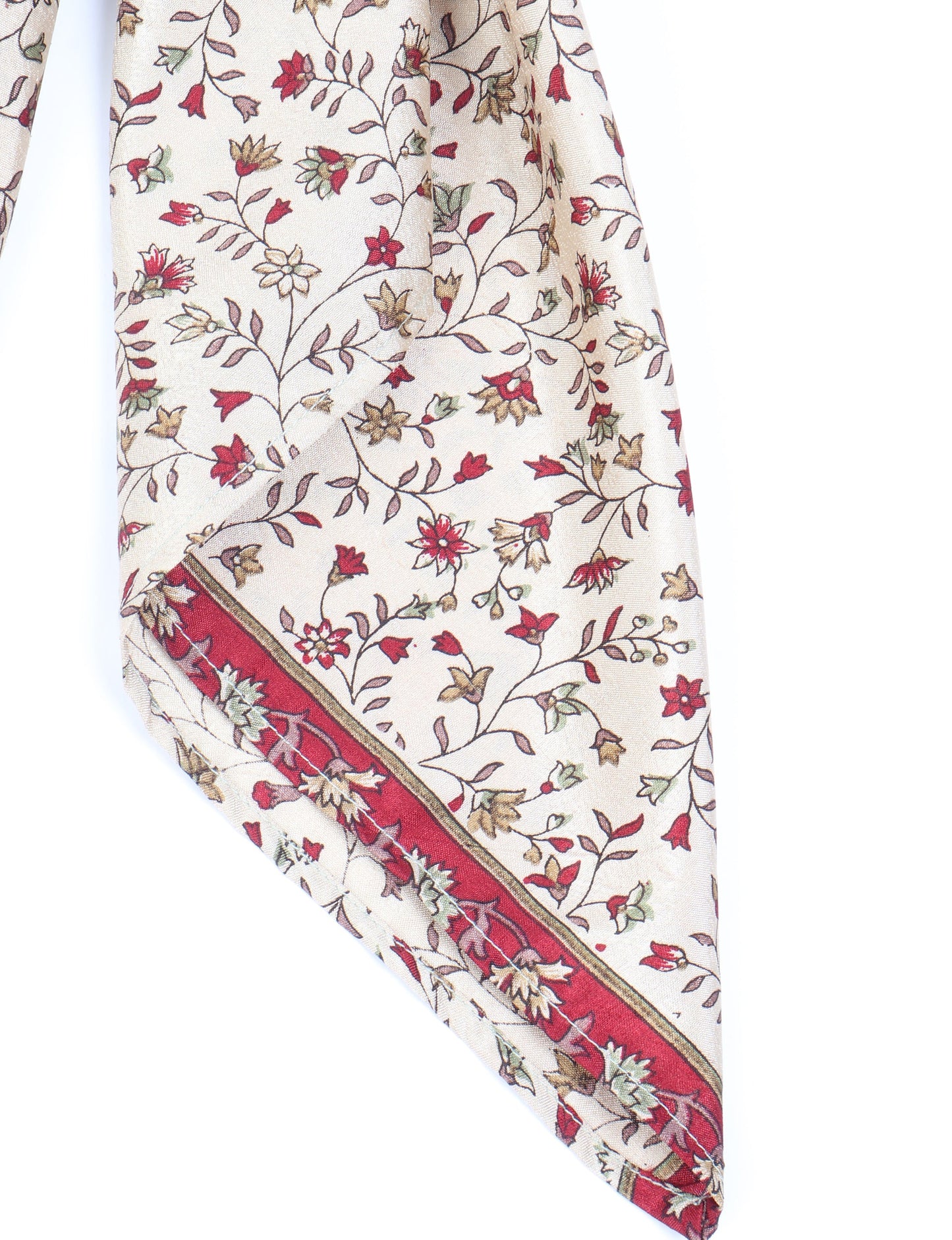 Chic and eco-friendly FOULARD square scarves, perfect for dressing up any outfit. Versatile styling around the head or neck for sunny days outdoors and evenings indoors, in warm and cooler climes. Ethical, eco-friendly, and stylish accessories to elevate your sustainable fashion game.