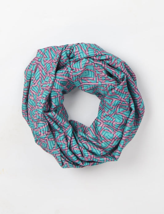 Sustainable style embraces you with our LOOP SCARF – an infinity-style scarf crafted from vibrant, pattern-rich saris. Handcrafted by experienced Mumbai-based artisans, this versatile scarf can be worn looped once or twice around your neck or as a head-wrap. From laid-back beach vacations to dress-to-impress dinners, this scarf is a timeless accessory.