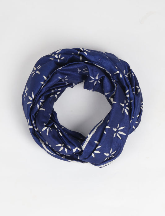Sustainable style embraces you with our LOOP SCARF – an infinity-style scarf crafted from vibrant, pattern-rich saris. Handcrafted by experienced Mumbai-based artisans, this versatile scarf can be worn looped once or twice around your neck or as a head-wrap. From laid-back beach vacations to dress-to-impress dinners, this scarf is a timeless accessory.