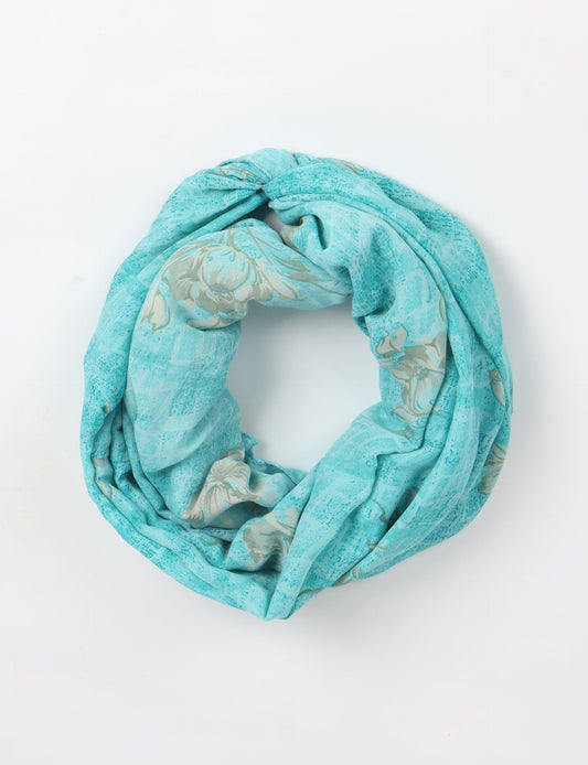 Sustainable style embraces you with our LOOP SCARF – an infinity-style scarf crafted from vibrant, pattern-rich saris. Handcrafted by experienced Mumbai-based artisans, this versatile scarf can be worn looped once or twice around your neck or as a head-wrap. From laid-back beach vacations to dress-to-impress dinners, this scarf is a timeless accessory.