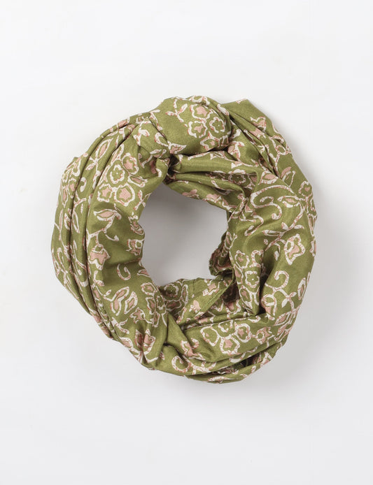 Sustainable style embraces you with our LOOP SCARF – an infinity-style scarf crafted from vibrant, pattern-rich saris. Handcrafted by experienced Mumbai-based artisans, this versatile scarf can be worn looped once or twice around your neck or as a head-wrap. From laid-back beach vacations to dress-to-impress dinners, this scarf is a timeless accessory.