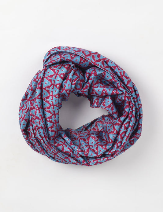 Sustainable style embraces you with our LOOP SCARF – an infinity-style scarf crafted from vibrant, pattern-rich saris. Handcrafted by experienced Mumbai-based artisans, this versatile scarf can be worn looped once or twice around your neck or as a head-wrap. From laid-back beach vacations to dress-to-impress dinners, this scarf is a timeless accessory.