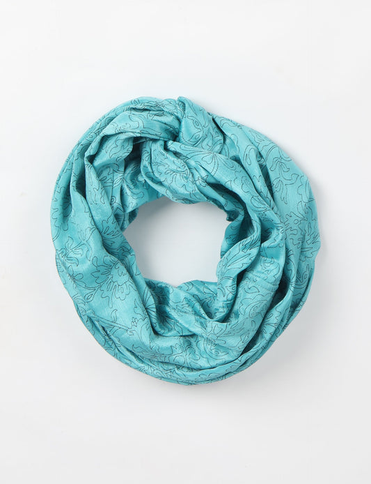 Sustainable style embraces you with our LOOP SCARF – an infinity-style scarf crafted from vibrant, pattern-rich saris. Handcrafted by experienced Mumbai-based artisans, this versatile scarf can be worn looped once or twice around your neck or as a head-wrap. From laid-back beach vacations to dress-to-impress dinners, this scarf is a timeless accessory.