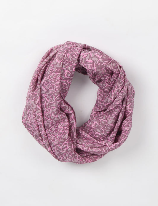 Sustainable style embraces you with our LOOP SCARF – an infinity-style scarf crafted from vibrant, pattern-rich saris. Handcrafted by experienced Mumbai-based artisans, this versatile scarf can be worn looped once or twice around your neck or as a head-wrap. From laid-back beach vacations to dress-to-impress dinners, this scarf is a timeless accessory.
