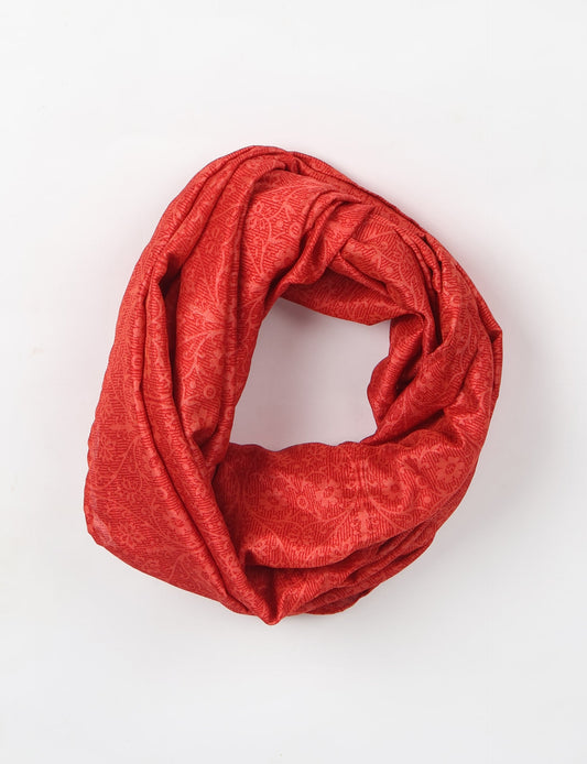 Sustainable style embraces you with our LOOP SCARF – an infinity-style scarf crafted from vibrant, pattern-rich saris. Handcrafted by experienced Mumbai-based artisans, this versatile scarf can be worn looped once or twice around your neck or as a head-wrap. From laid-back beach vacations to dress-to-impress dinners, this scarf is a timeless accessory.