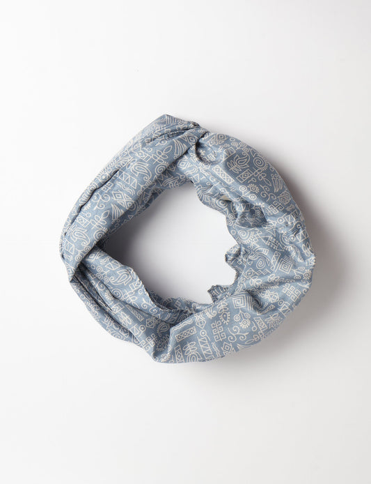 Sustainable style embraces you with our LOOP SCARF – an infinity-style scarf crafted from vibrant, pattern-rich saris. Handcrafted by experienced Mumbai-based artisans, this versatile scarf can be worn looped once or twice around your neck or as a head-wrap. From laid-back beach vacations to dress-to-impress dinners, this scarf is a timeless accessory.