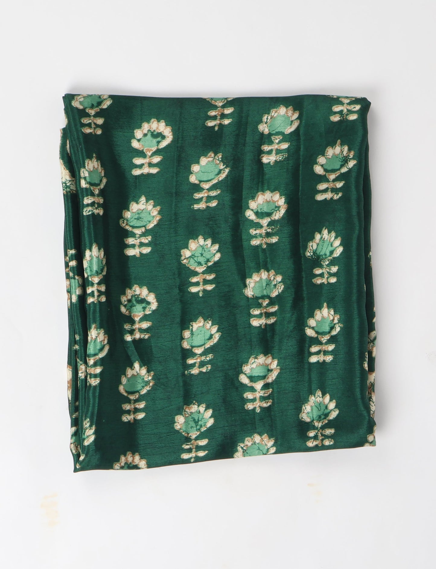 Explore sustainable elegance with our PAREO – a versatile piece for conscious fashion enthusiasts. More than an accessory, it's a statement of ethical clothing and green fashion. Ideal for getaways, this wrap-around works as a coverup, turban, or throw, showcasing our commitment to slow fashion, upcycled garments, and eco-friendly practices. Elevate your wardrobe with this eco-conscious and stylish pareo, a perfect addition to your collection of sustainable women's clothing.