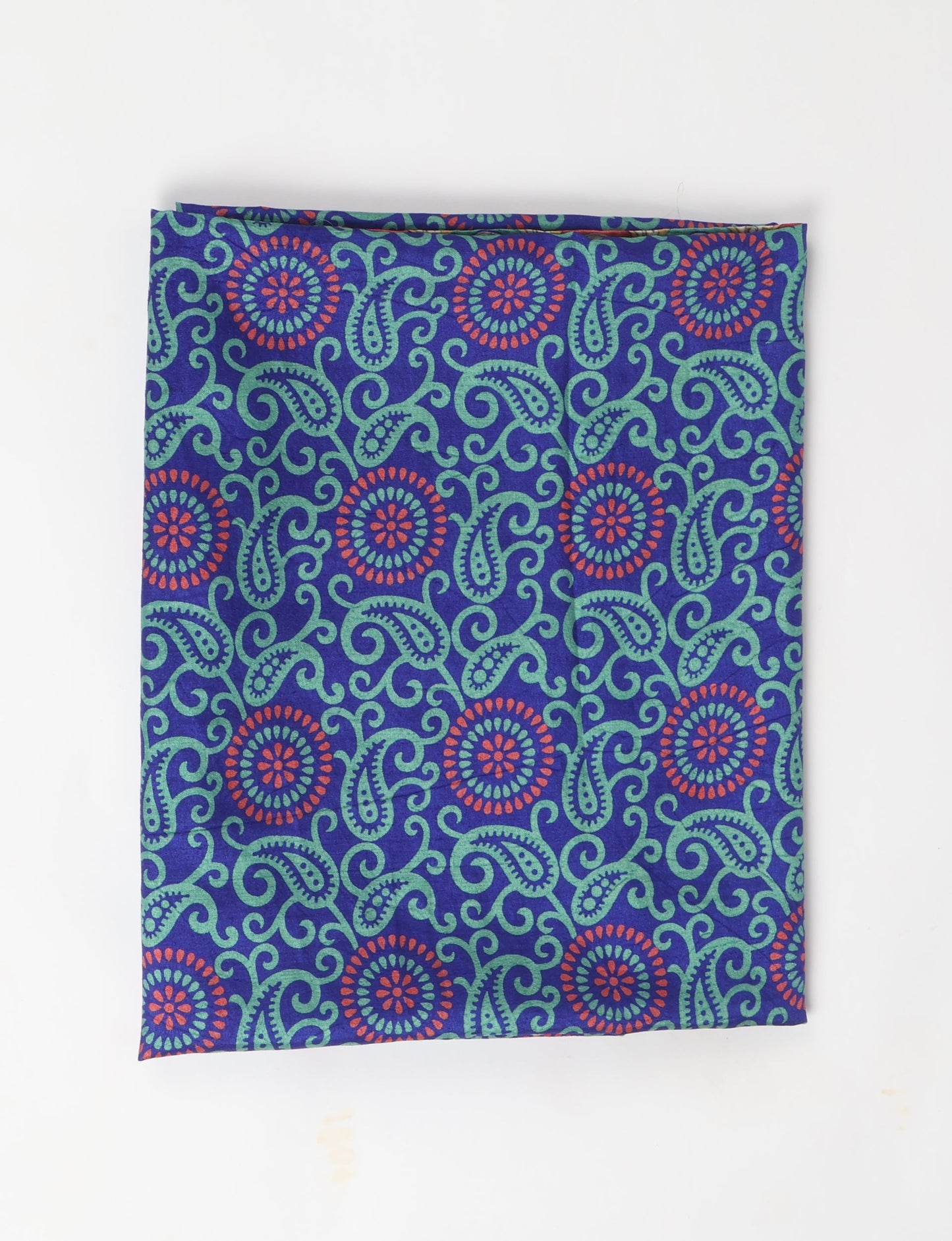 Explore sustainable elegance with our PAREO – a versatile piece for conscious fashion enthusiasts. More than an accessory, it's a statement of ethical clothing and green fashion. Ideal for getaways, this wrap-around works as a coverup, turban, or throw, showcasing our commitment to slow fashion, upcycled garments, and eco-friendly practices. Elevate your wardrobe with this eco-conscious and stylish pareo, a perfect addition to your collection of sustainable women's clothing.