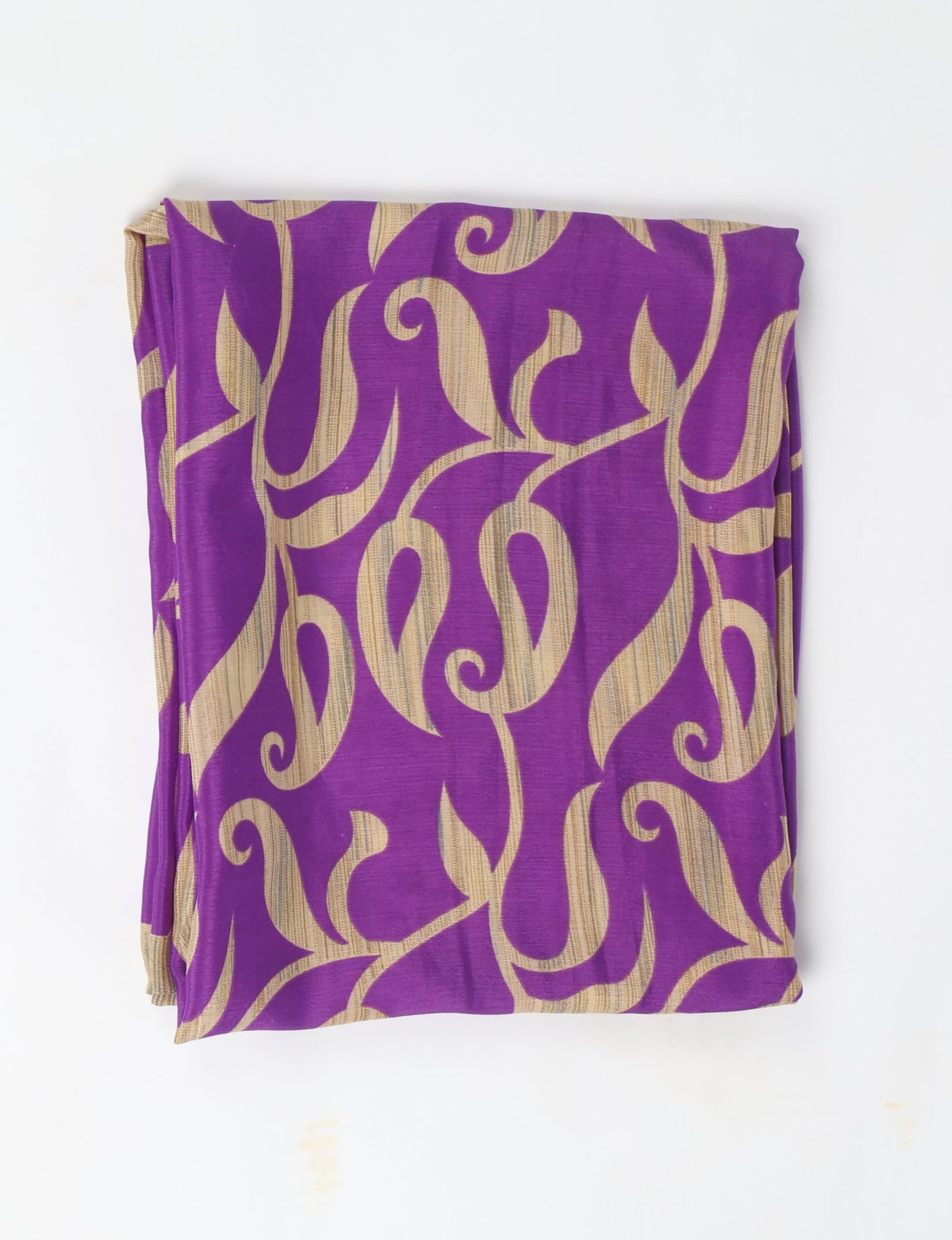 Explore sustainable elegance with our PAREO – a versatile piece for conscious fashion enthusiasts. More than an accessory, it's a statement of ethical clothing and green fashion. Ideal for getaways, this wrap-around works as a coverup, turban, or throw, showcasing our commitment to slow fashion, upcycled garments, and eco-friendly practices. Elevate your wardrobe with this eco-conscious and stylish pareo, a perfect addition to your collection of sustainable women's clothing.