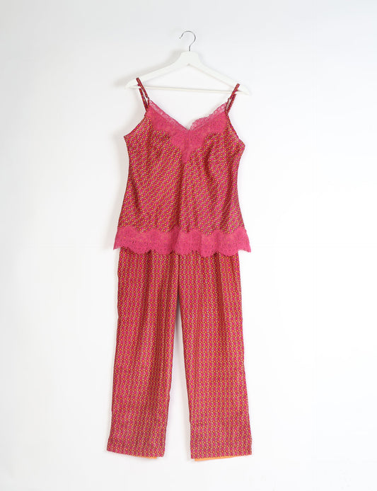 Discover the epitome of ethical sleepwear with our PJ Set Long – a blend of comfort, sustainability, and chic design. Crafted by skilled Mumbai artisans from upcycled saris, these pajamas redefine eco-friendly fashion, offering a conscious choice for your wardrobe.