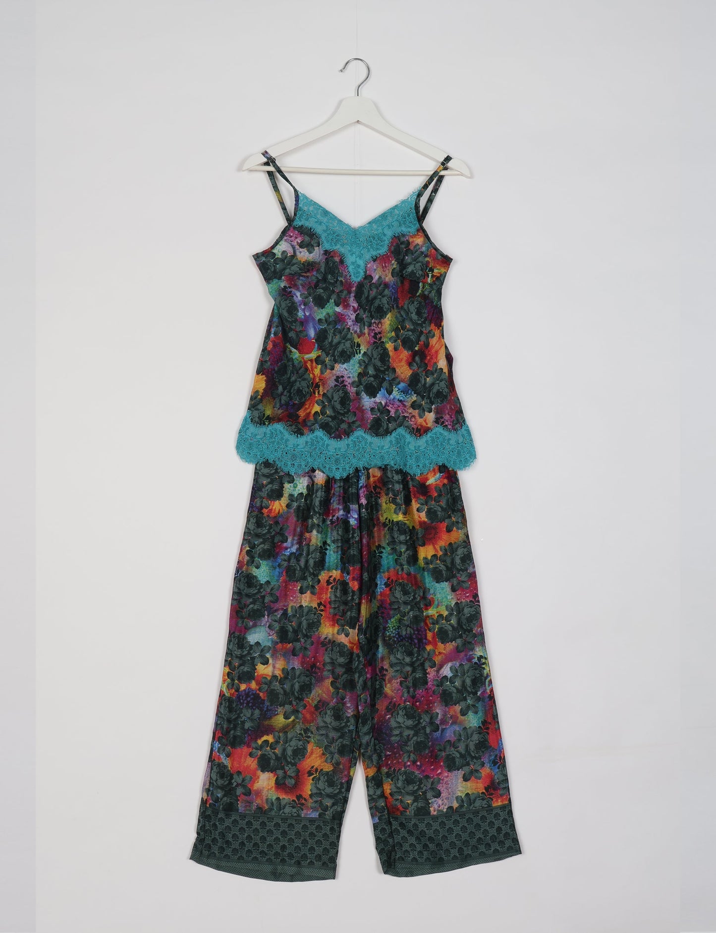 Discover the epitome of ethical sleepwear with our PJ Set Long – a blend of comfort, sustainability, and chic design. Crafted by skilled Mumbai artisans from upcycled saris, these pajamas redefine eco-friendly fashion, offering a conscious choice for your wardrobe.