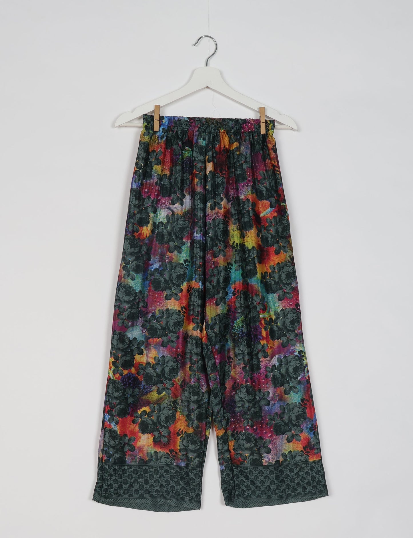 Discover the epitome of ethical sleepwear with our PJ Set Long – a blend of comfort, sustainability, and chic design. Crafted by skilled Mumbai artisans from upcycled saris, these pajamas redefine eco-friendly fashion, offering a conscious choice for your wardrobe.