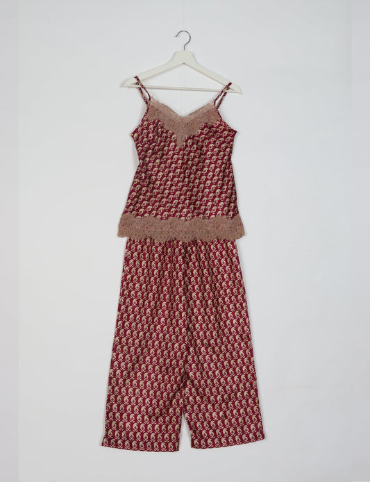 Discover the epitome of ethical sleepwear with our PJ Set Long – a blend of comfort, sustainability, and chic design. Crafted by skilled Mumbai artisans from upcycled saris, these pajamas redefine eco-friendly fashion, offering a conscious choice for your wardrobe.