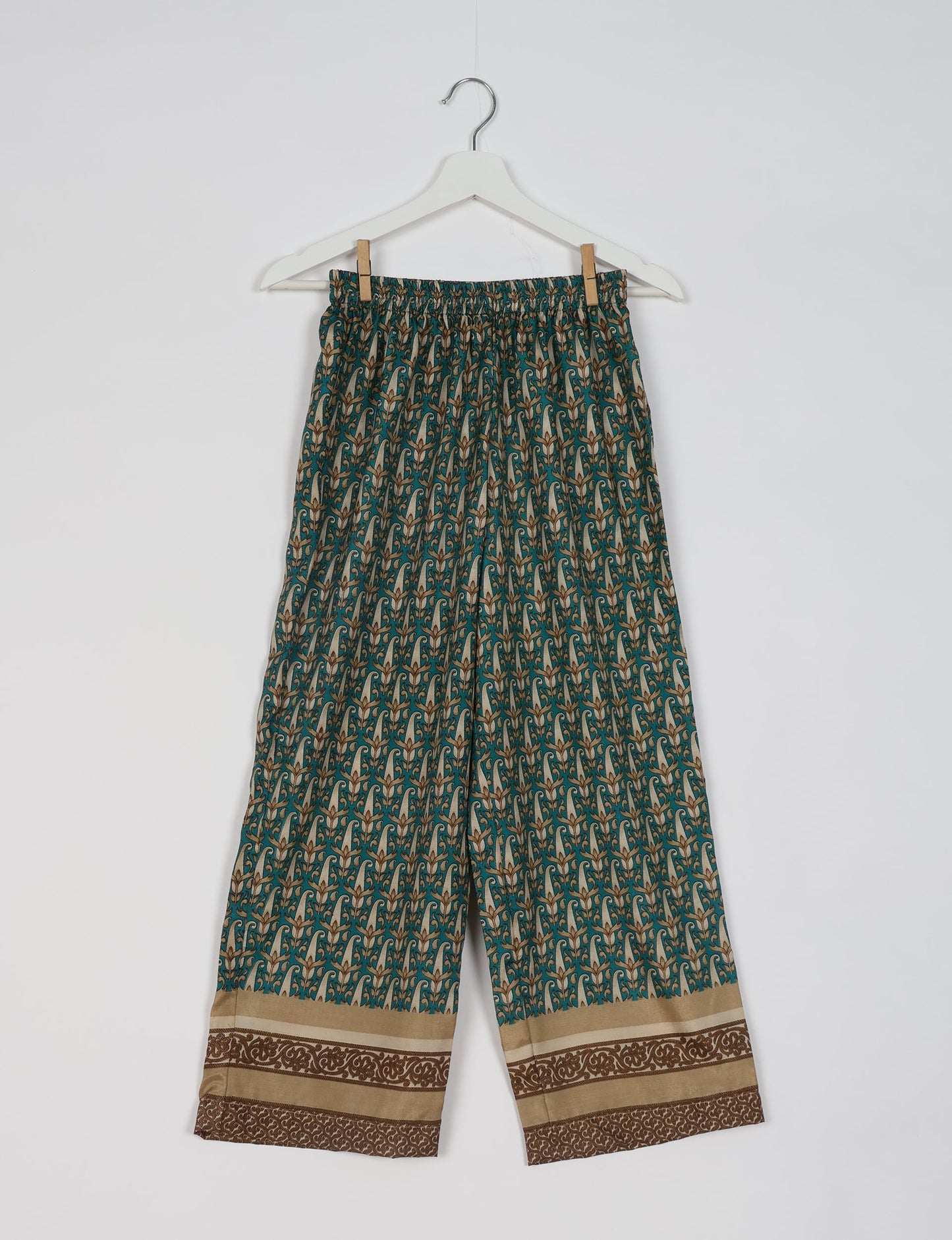 Discover the epitome of ethical sleepwear with our PJ Set Long – a blend of comfort, sustainability, and chic design. Crafted by skilled Mumbai artisans from upcycled saris, these pajamas redefine eco-friendly fashion, offering a conscious choice for your wardrobe.