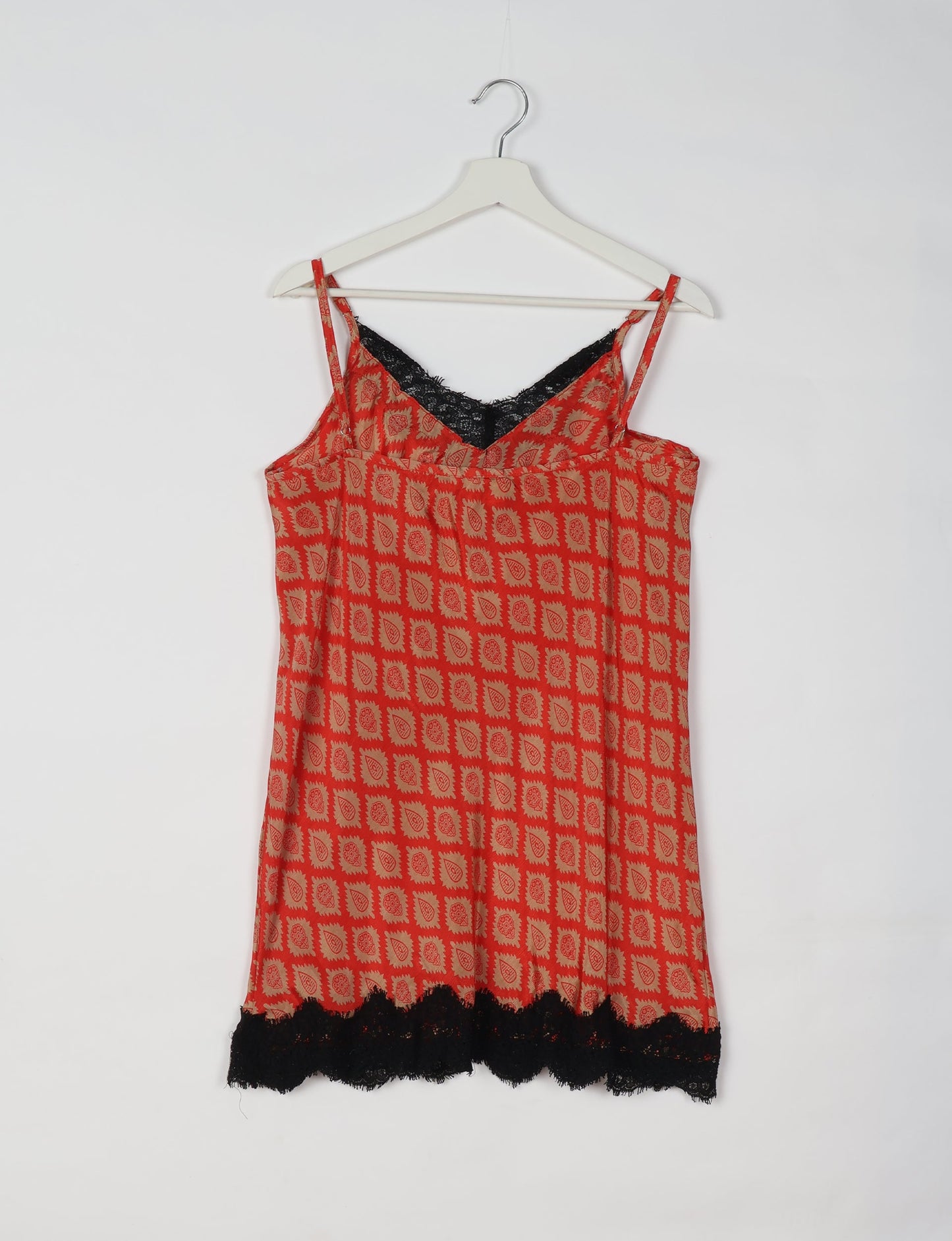 Experience nighttime luxury with our NIGHT DRESS – a true sleeping beauty crafted from upcycled sari fabric by dedicated artisans. Seamlessly combining purpose and comfort, these nightdresses offer a relaxed fit and lightweight material, ideal for sleeping, lounging, or enjoying a tranquil moment sipping coffee on your balcony.