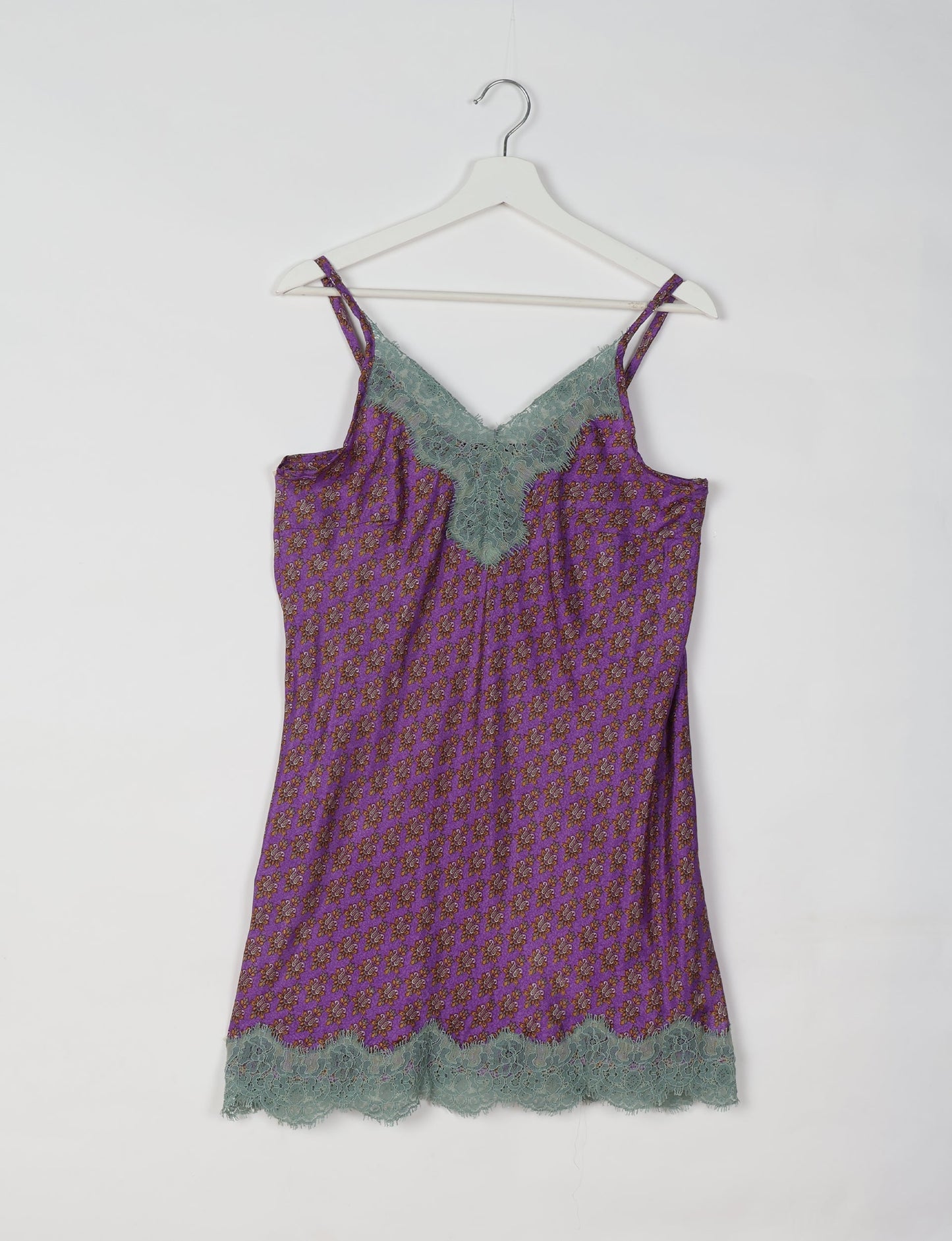 Experience nighttime luxury with our NIGHT DRESS – a true sleeping beauty crafted from upcycled sari fabric by dedicated artisans. Seamlessly combining purpose and comfort, these nightdresses offer a relaxed fit and lightweight material, ideal for sleeping, lounging, or enjoying a tranquil moment sipping coffee on your balcony.