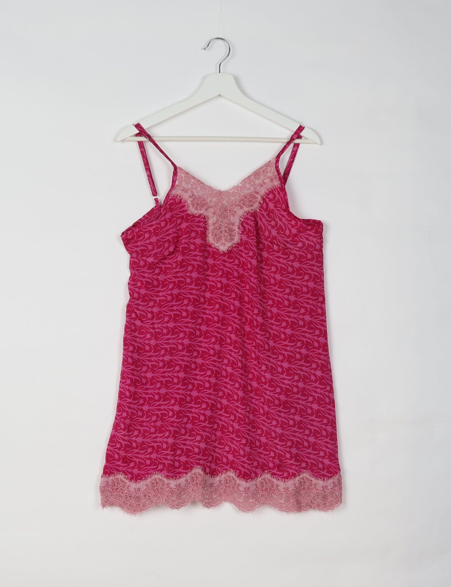 Experience nighttime luxury with our NIGHT DRESS – a true sleeping beauty crafted from upcycled sari fabric by dedicated artisans. Seamlessly combining purpose and comfort, these nightdresses offer a relaxed fit and lightweight material, ideal for sleeping, lounging, or enjoying a tranquil moment sipping coffee on your balcony.