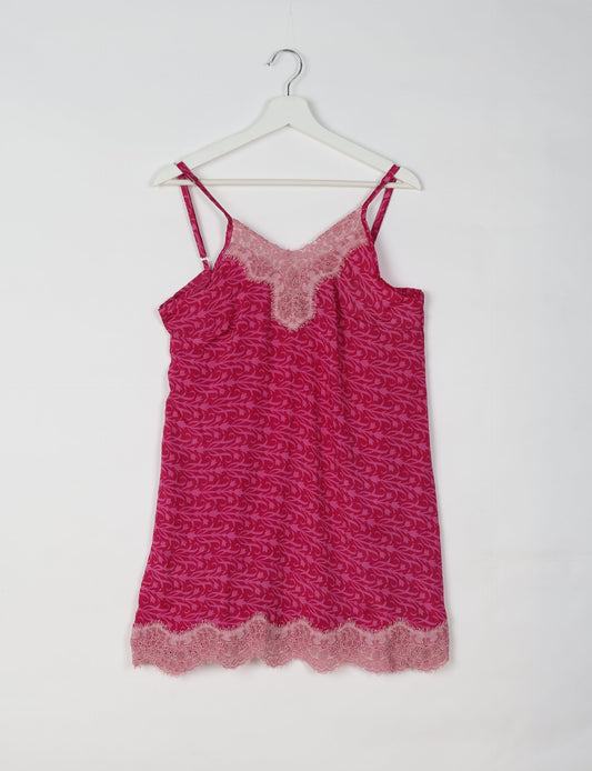 Experience nighttime luxury with our NIGHT DRESS – a true sleeping beauty crafted from upcycled sari fabric by dedicated artisans. Seamlessly combining purpose and comfort, these nightdresses offer a relaxed fit and lightweight material, ideal for sleeping, lounging, or enjoying a tranquil moment sipping coffee on your balcony.