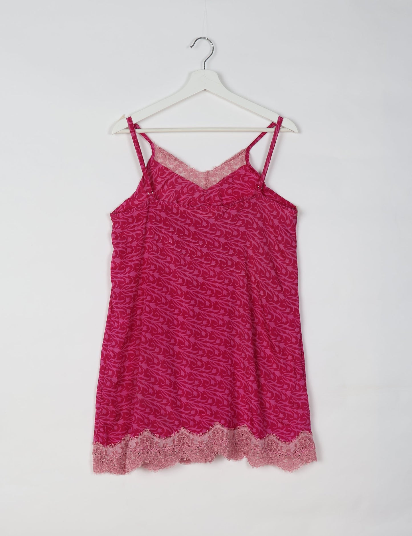 Experience nighttime luxury with our NIGHT DRESS – a true sleeping beauty crafted from upcycled sari fabric by dedicated artisans. Seamlessly combining purpose and comfort, these nightdresses offer a relaxed fit and lightweight material, ideal for sleeping, lounging, or enjoying a tranquil moment sipping coffee on your balcony.