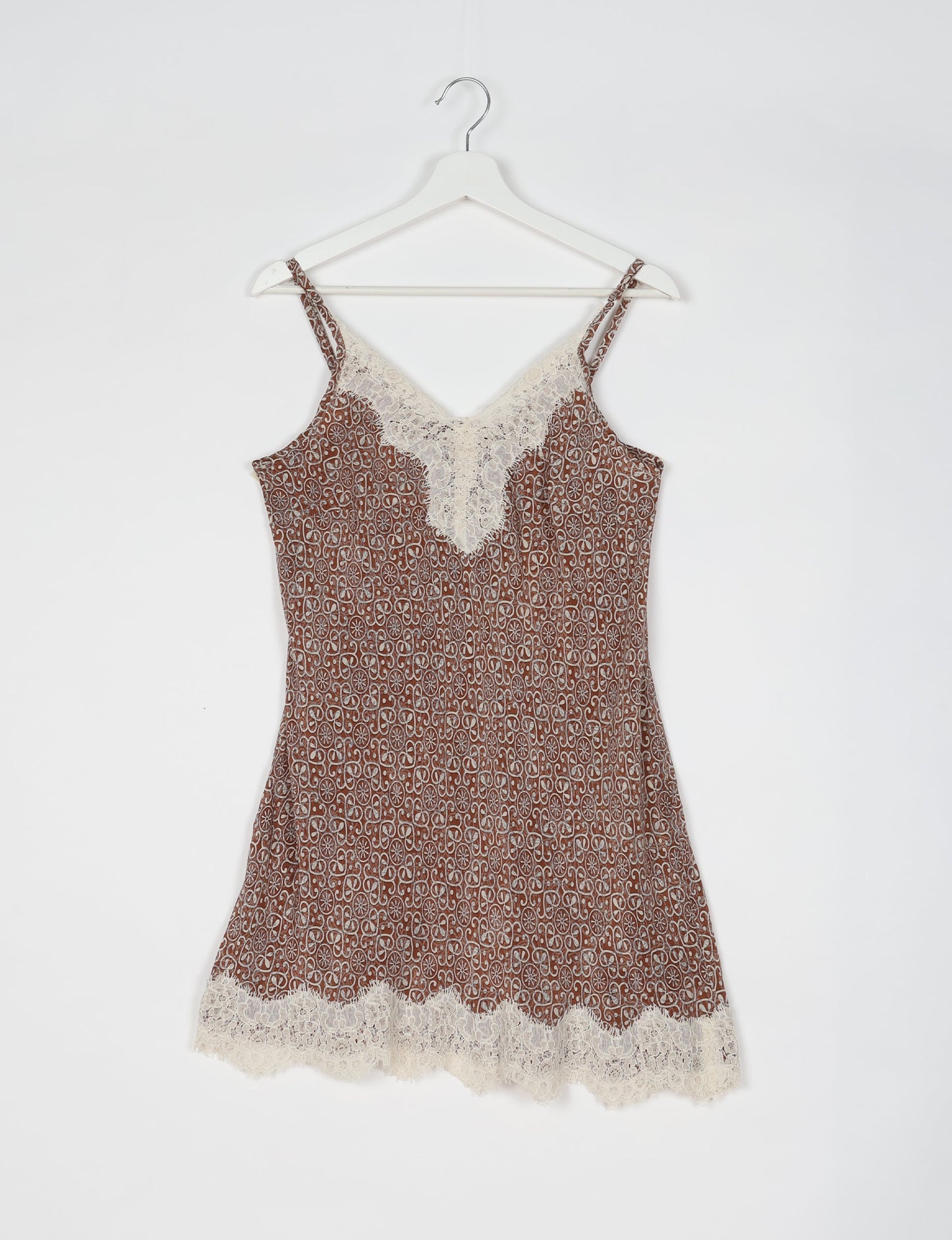 Experience nighttime luxury with our NIGHT DRESS – a true sleeping beauty crafted from upcycled sari fabric by dedicated artisans. Seamlessly combining purpose and comfort, these nightdresses offer a relaxed fit and lightweight material, ideal for sleeping, lounging, or enjoying a tranquil moment sipping coffee on your balcony.