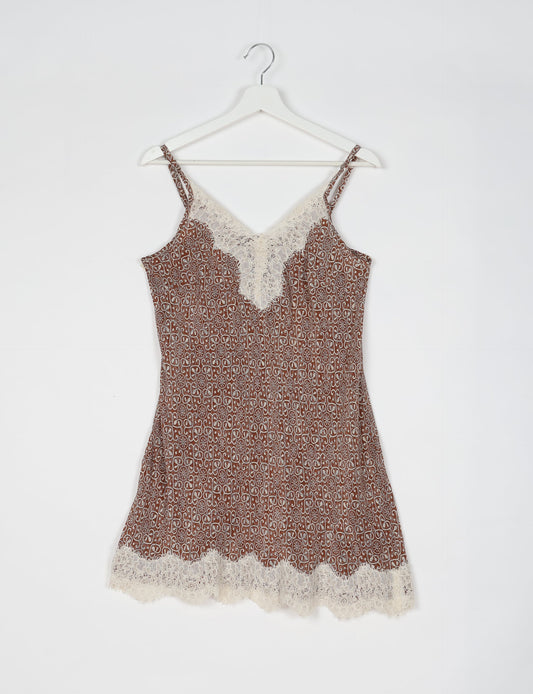 Experience nighttime luxury with our NIGHT DRESS – a true sleeping beauty crafted from upcycled sari fabric by dedicated artisans. Seamlessly combining purpose and comfort, these nightdresses offer a relaxed fit and lightweight material, ideal for sleeping, lounging, or enjoying a tranquil moment sipping coffee on your balcony.